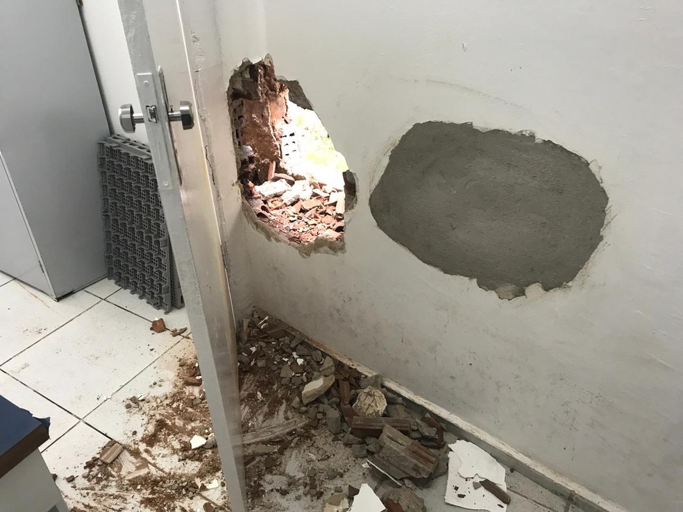 Criminosos abriram buraco na parede de farmácia, para entrar e fugir do local, em São Gonçalo do Amarante, na Grande Natal. — Foto: Kleber Teixeira/Inter TV Cabugi