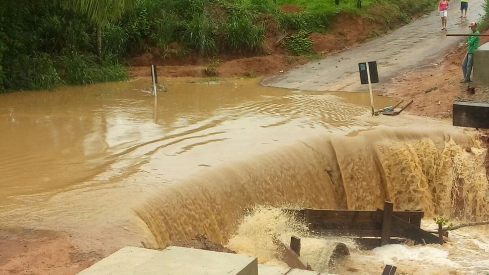 Após chuva, desvio rompeu e isolou moradores em Rio Branco  (Foto: Arquivo pessoal )