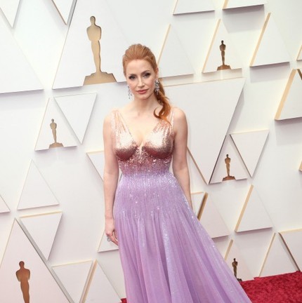 Jessica Chastain, que venceu o Oscar de Melhor Atriz em 2022, usou um vestido da Gucci na cerimônia que valorizou nada menos que 22% em um ano, passando de US$ 45 mil para US$ 55 mil