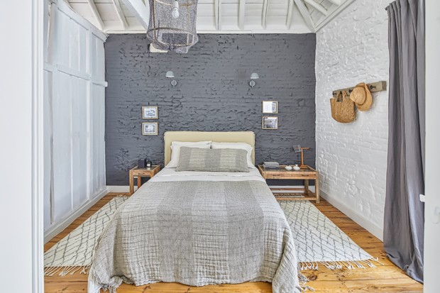 Confortável e relaxante, o quarto com paredes bancas e cinza convida ao descanso 