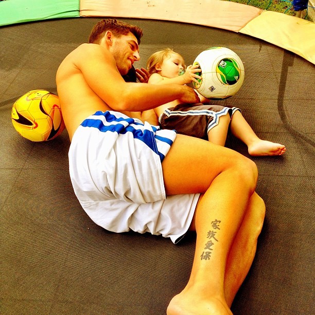 O jogador de futebol Amauri Nunes e o filho caçula de Danielle Winits, Guy (Foto: Reprodução/Instagram)