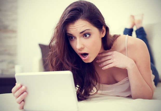 Carreira ; computador ; surpresa ; mulher se surpreende com conteúdo da internet ; susto ; laptop ; notebook ;  (Foto: Shutterstock)
