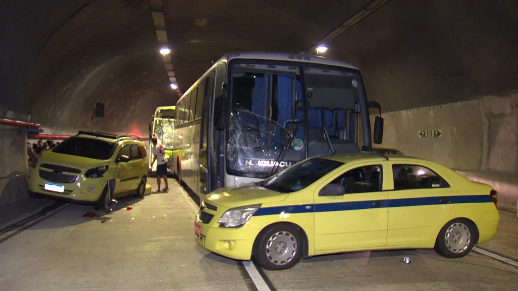 Acidente envolveu ônibus e carros €” Foto: Reprodução/TV Globo