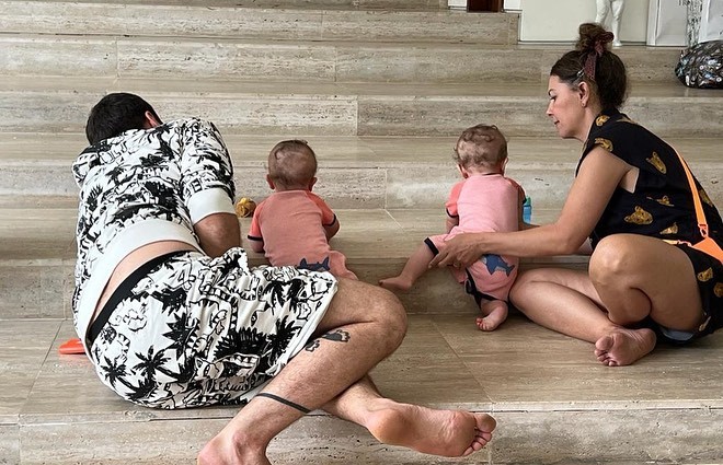 Fabiula Nascimento brinca com os gêmeos na casa de Tatá Werneck (Foto: Reprodução / Instagram)