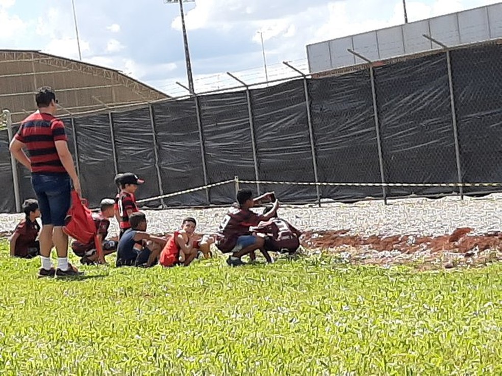 Torcedores do Flamengo tentam achar um meio de assistir ao treino em Brasília — Foto: Felipe Schmidt