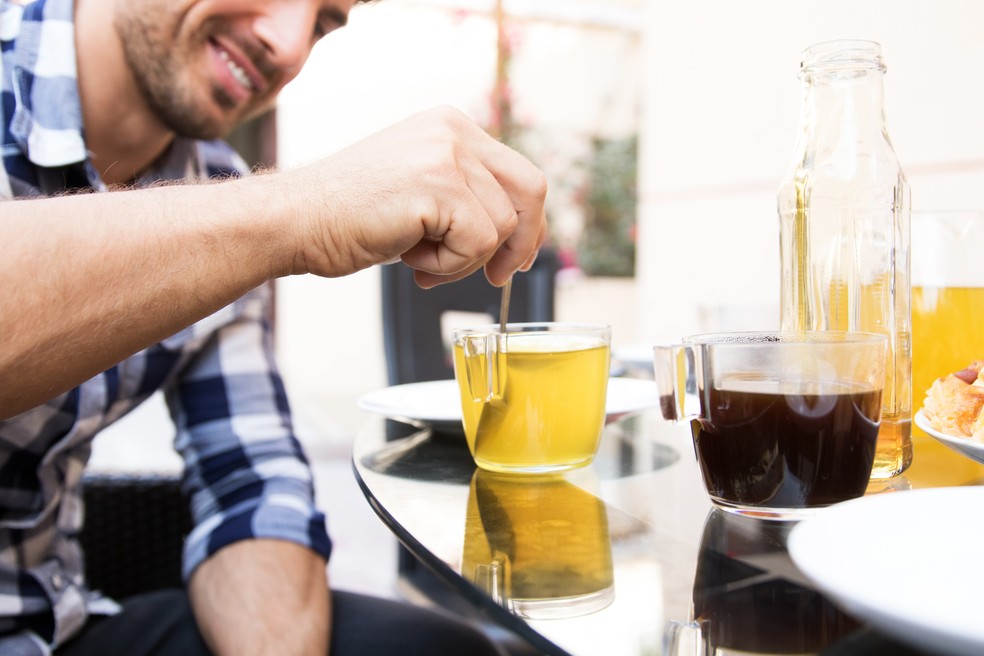 O chá verde e o café devem ser evitados por grávidas, lactantes, hipertensos, cardíacos e pessoas com gastrite e úlceras — Foto: iStock Getty Images