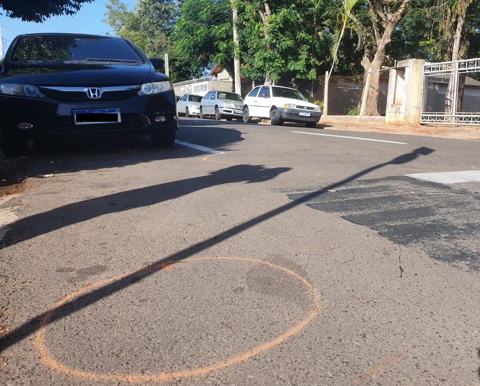 Perícia esteve no local e destacou o local onde os projéteis foram encontrados em Marília — Foto: Arquivo pessoal 