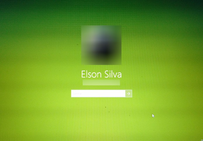 Windows 10 mostra agora tela de bloqueio com cor sólida no lugar da logo do sistema (Foto: Reprodução/Elson de Souza)