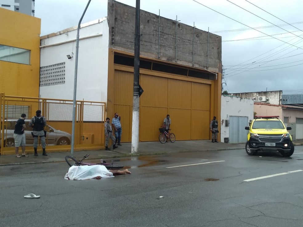 Ciclista é baleado na cabeça e morre na Av. Comendador Leão, no bairro do Poço, em Maceió — Foto: Carolina Sanches/TV Gazeta