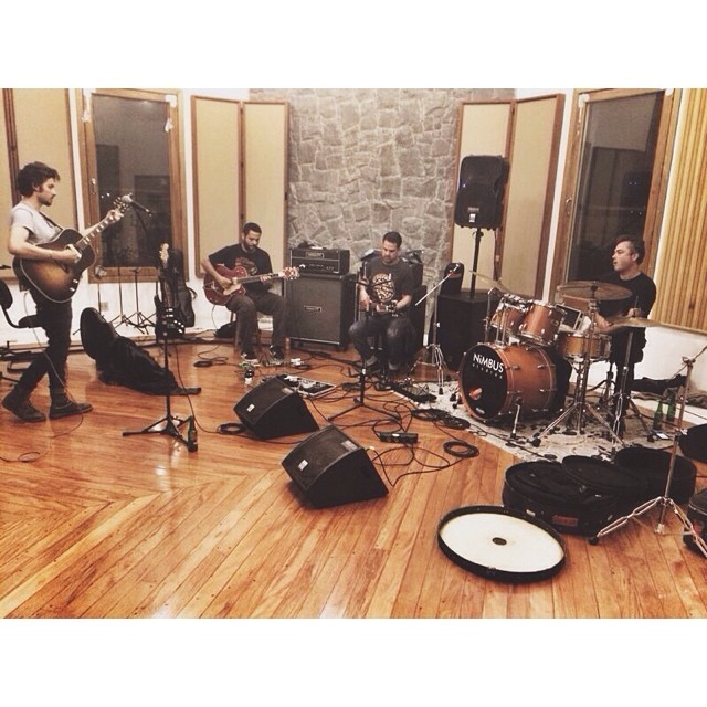 Chay Suede em estúdio (Foto: Reprodução/Instagram)