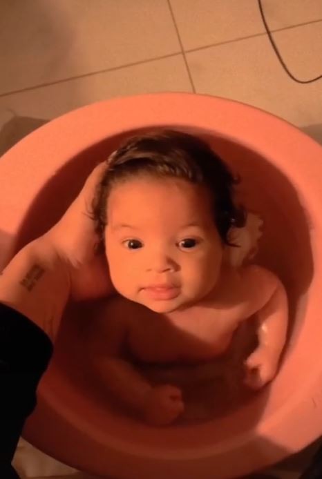 Vídeo: Mãe viraliza ao fazer noite de spa para acalmar filha recém-nascida com chá de camomila e banho de ofurô; assista