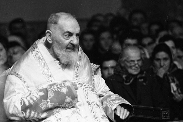O Padre Pio de Pietrelcina (1887-1968) em missa em 1966 (Foto: Getty Images)