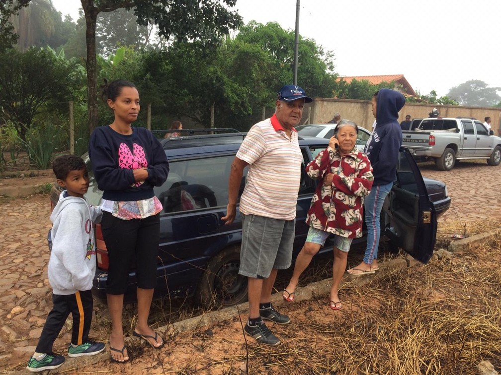 FamÃ­lia de moradores de Brumadinho deixam o local apÃ³s alarme sobre risco de rompimento de nova barragem â€” Foto: Paula Paiva Paulo/G1