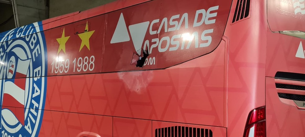 Ônibus do Bahia é atingido por bomba ao chegar na Arena Fonte Nova — Foto: Renan Pinheiro/TV Bahia