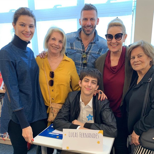 Isabeli Fontana e Henry Castelli celebram primeiro livro do filho (Foto: Reprodução/Instagram)
