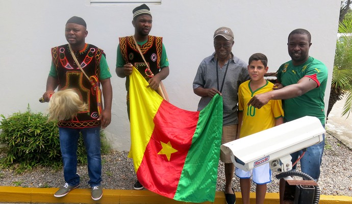 torcedores de Camarões no aeroporto (Foto: Marcelo Russio)
