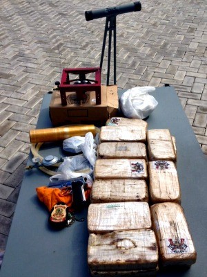 Ao todo, PF apreendeu 19kg de pasta base de cocaína e armas (Foto: Polícia Federal/ Divulgação)