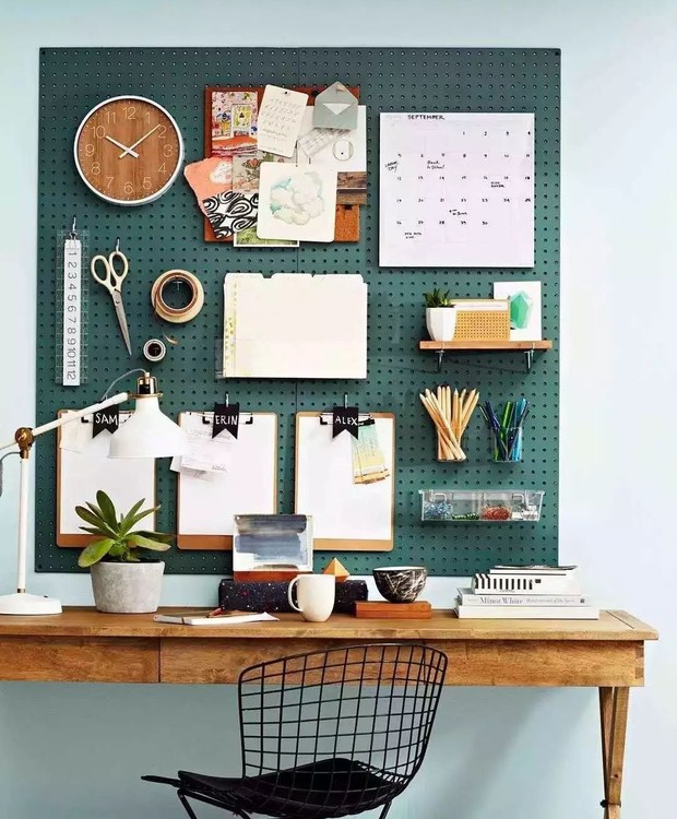 Um painel de ferramentas no home office é bom para organizar objetos e arquivos (Foto: Reprodução/Pinterest)