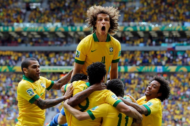 Daivid Luiz comemora o primeiro gol do Brasil, marcado por Neymar (Foto: Getty Images)