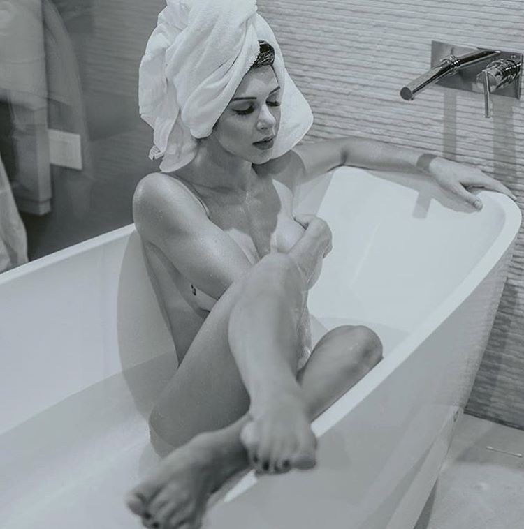 Tatiele Polyana posa dentro da banheira (Foto: Reprodução/Instagram)