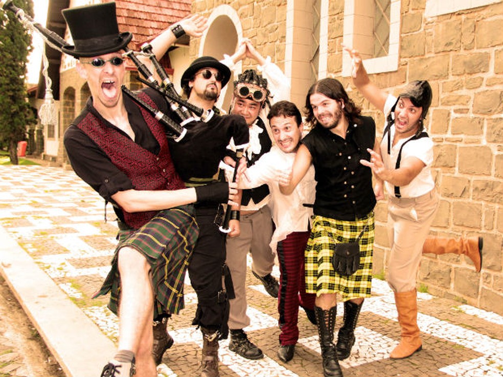 Grupo mistura instrumentos e roupas tradicionais de países como a Escócia e a Irlanda. — Foto: Divulgação/Terra Celta.