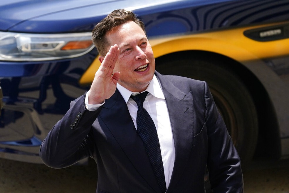 Parte significativa da fortuna de Elon Musk está ligada às suas ações da Tesla — Foto: AP Photo/Matt Rourke