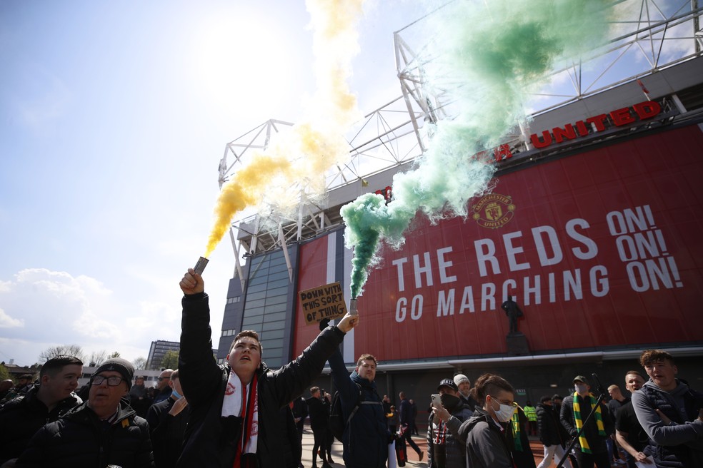Fãs soltaram fumaça verde e amarela, cores simbólicas do United — Foto: Reuters
