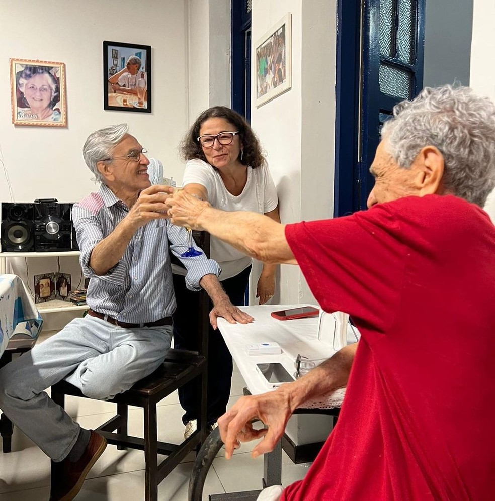 Caetano Veloso visita familiares em Santo Amaro — Foto: Reprodução/Redes Sociais