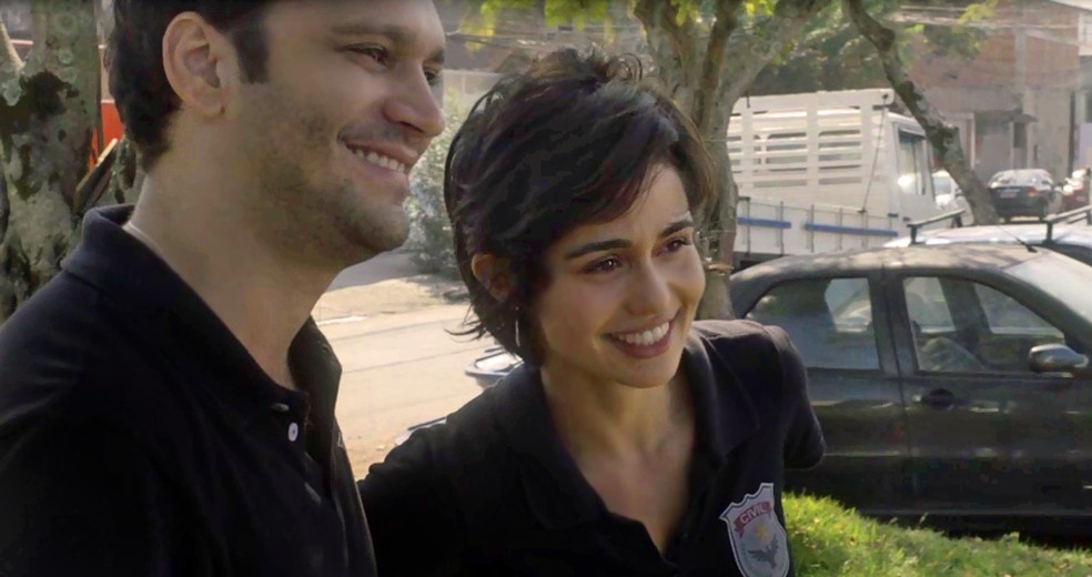 Ionan fica sensibilizado quando Maura cuida de uma criança (Foto: TV Globo)