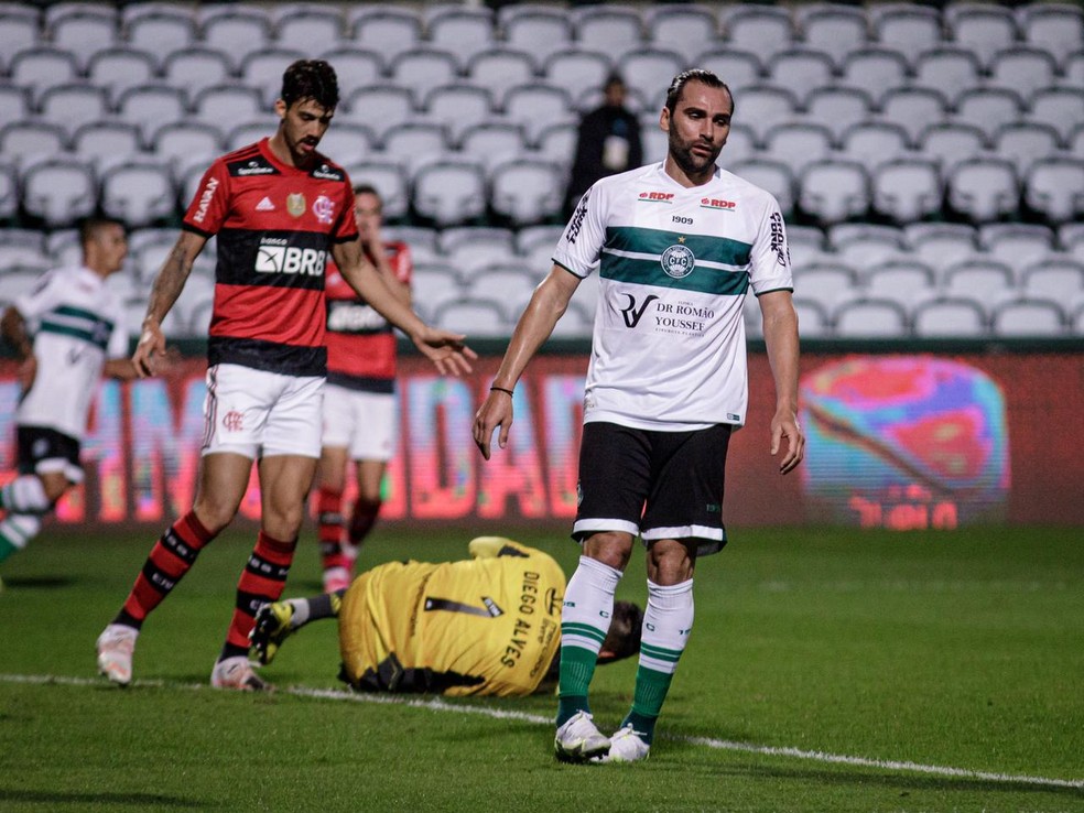 Diegeo Alves segurou as poucas investidas do Coxa pelos lados — Foto: Matheus Sebenello/Neo Photo