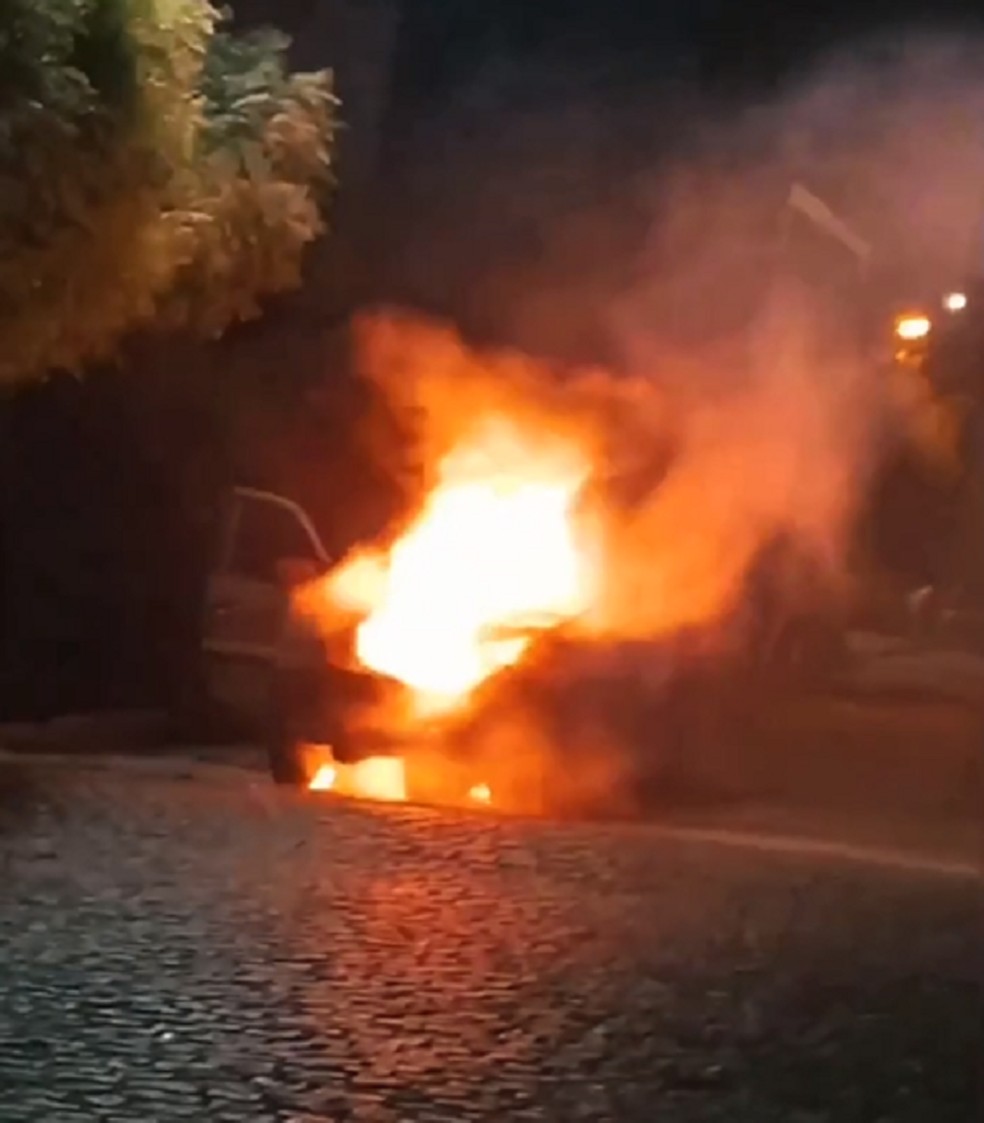 Carro destruído por incêndio em Parelhas, RN — Foto: Reprodução