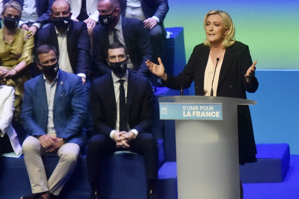 Marine Le Pen discursa no dia 3 de julho de 2021 — Foto: Raymond Roig / AFP