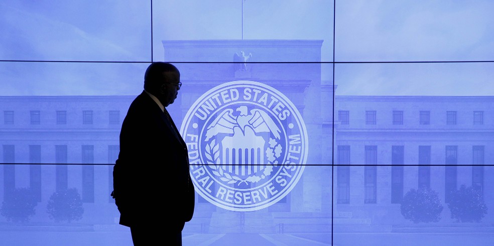 Segurança passa em frente a uma imagem do Fed após reunião do Fomc em Washington — Foto: Reuters/Kevin Lamarque