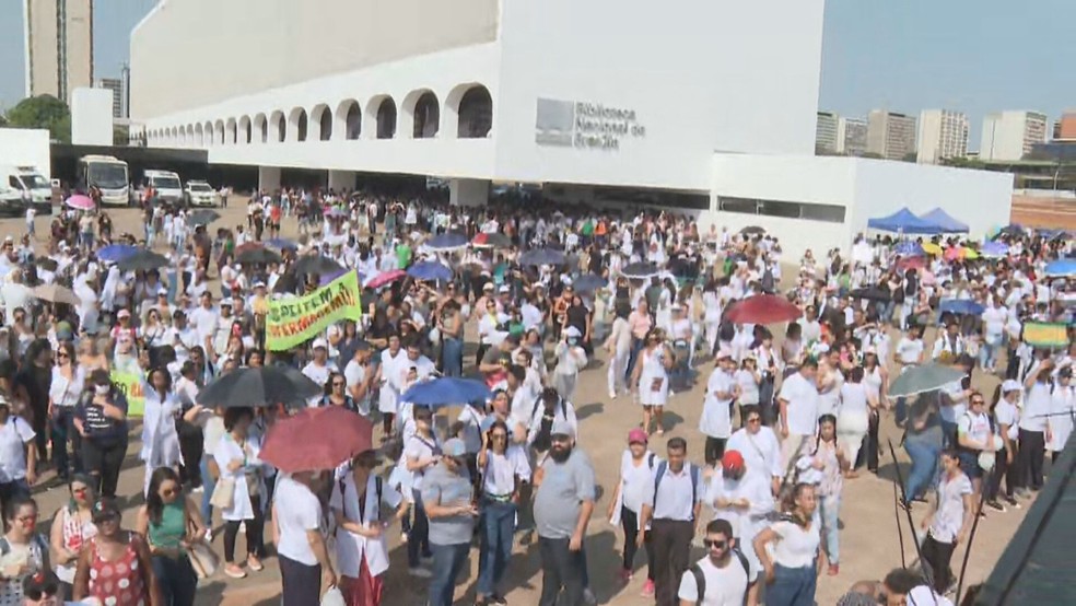 Protesto de profissionais de enfermagem contra suspensão do piso salarial, em Brasília — Foto: TV Globo/Reprodução