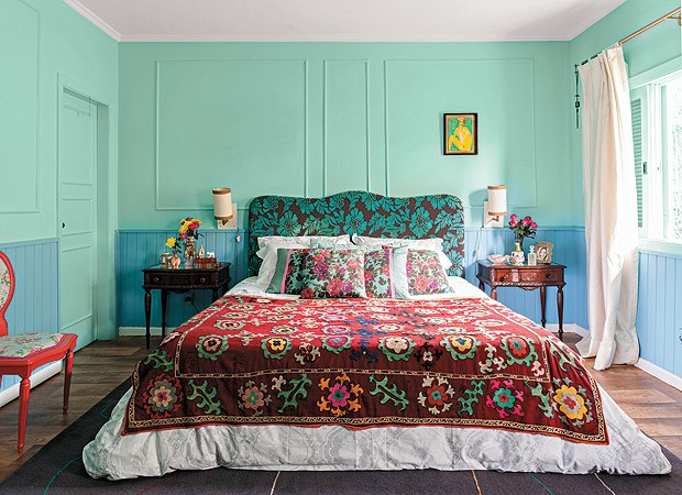 O quarto da designer de interiores Neza Cesar é colorido e, ao mesmo tempo, calmo (Foto: Victor Affaro/Casa e Jardim)