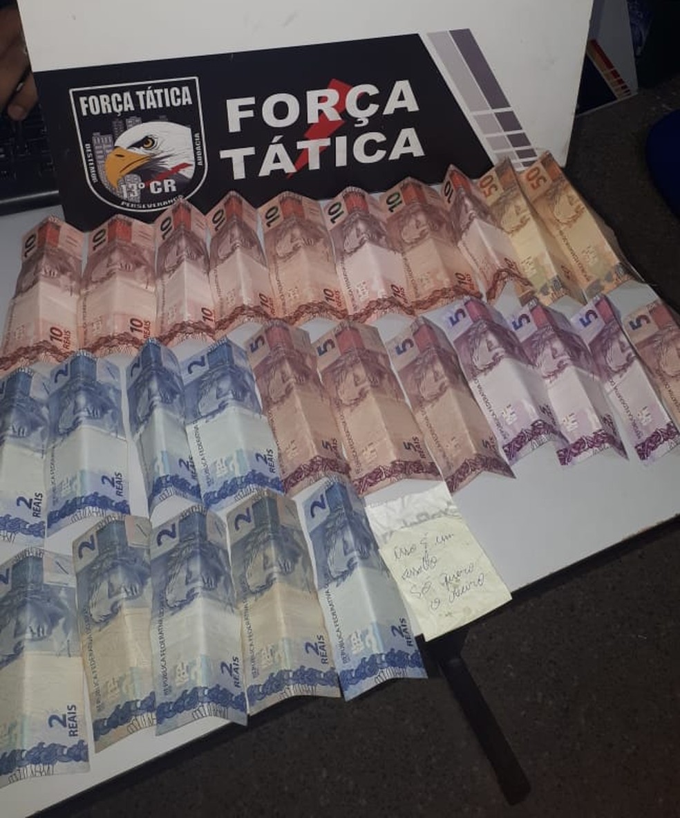 Dinheiro roubado em comércio foi recuperado pela polícia  — Foto: Polícia Militar/Divulgação