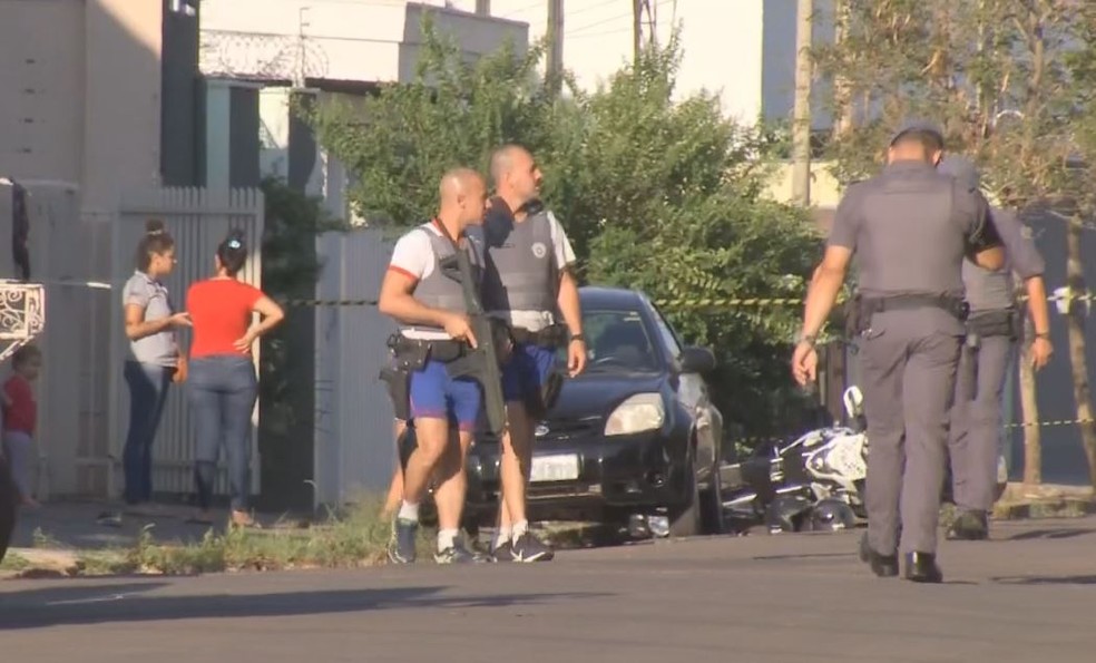 Perseguição mobilizou um grande contingente de policiais na rua Hermínio Cavalari, na zona oeste de Maarília — Foto: TV TEM/Reprodução