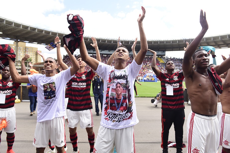 Jovens do Flamengo dedicam tÃ­tulo do brasileiro sub-17 aos 