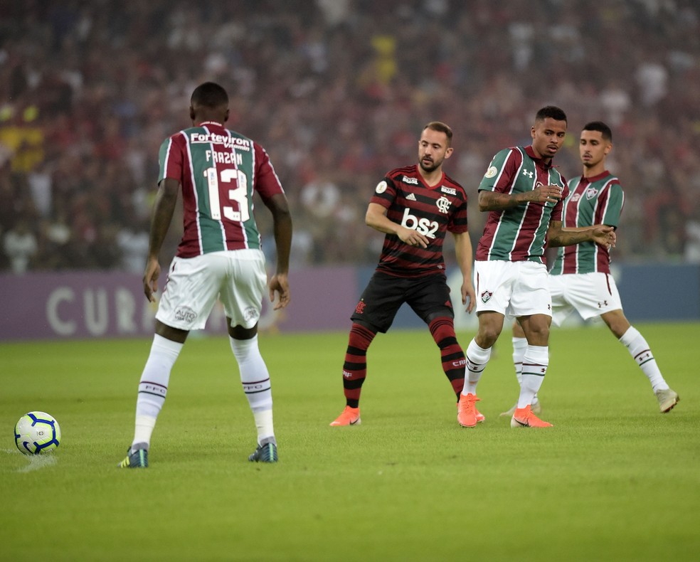 Everton Ribeiro teve atuação discreta diante do Fluminense, no Maracanã — Foto: André Durão/GloboEsporte.com