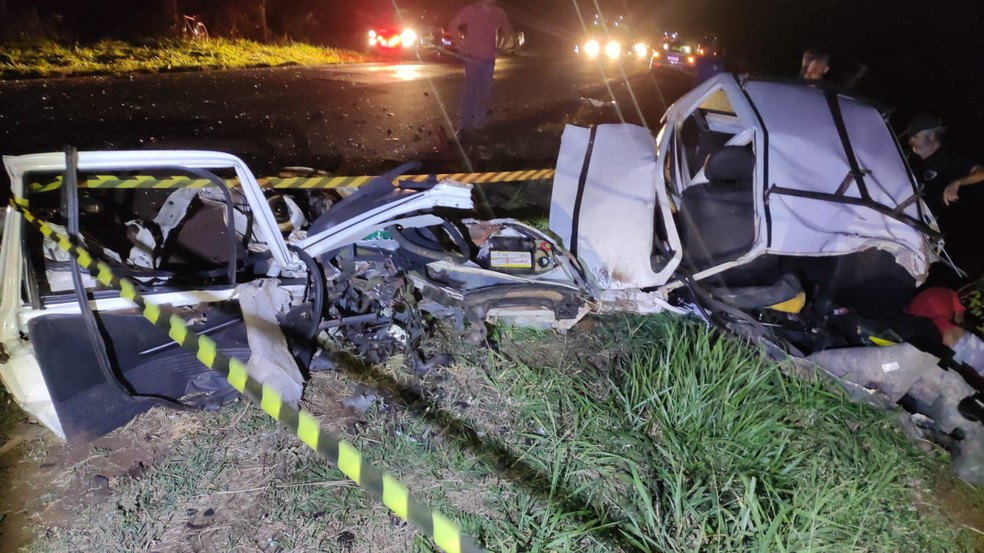 Carro ficou completamente destruído na MS-276 — Foto: PMR/Reprodução