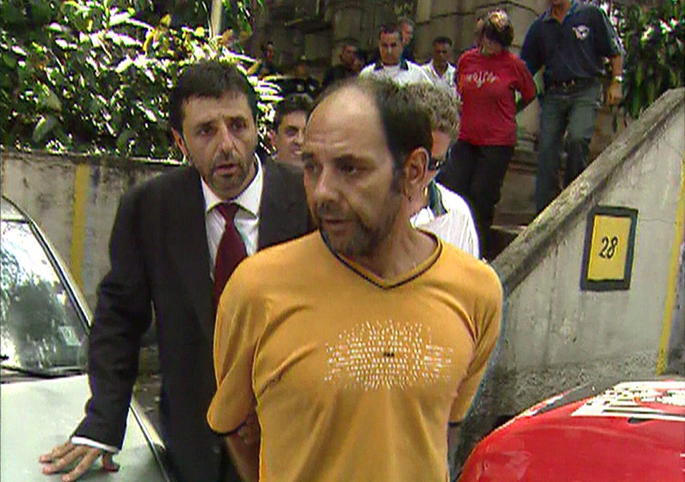 Norambuena [de amarelo]e outros presos são levados por policiais — Foto: Reprodução/Arquivo/TV Globo