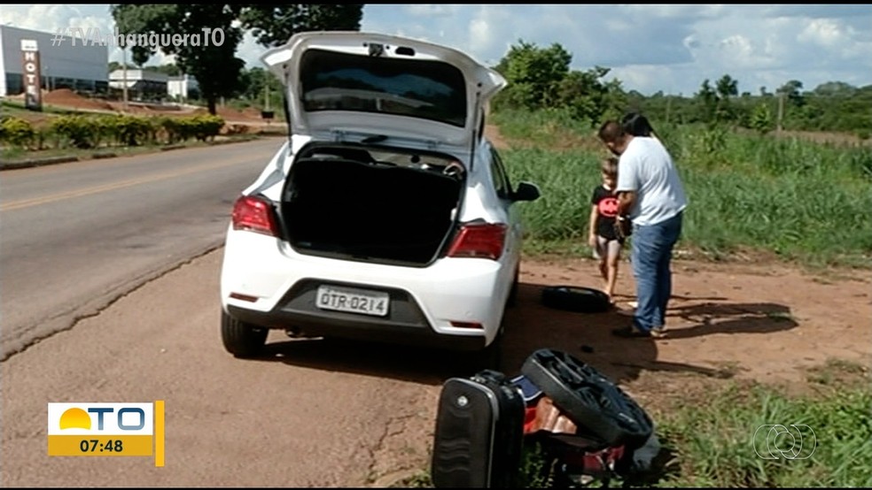 Família precisa interromper viagem após pneu estourar na BR-153 — Foto: Reprodução/TV Anhanguera
