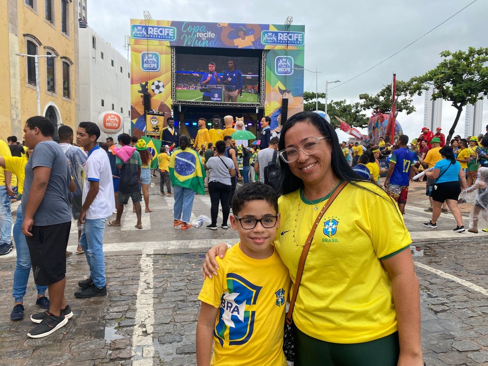 A vendedora Flávia Miguel dos Santos e o filho dela, Yuri dos Santos Vasconcelos, torcem para o Brasil no Cais da Alfândega, no Recife — Foto: Priscilla Aguiar/g1