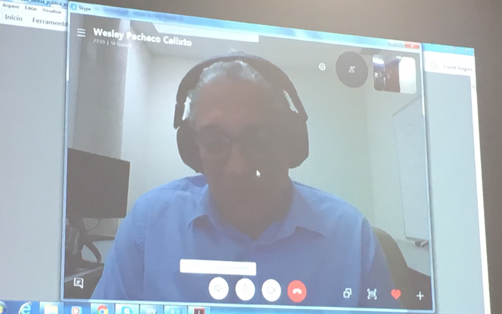 O professor universitário e orientador da advogada morta em assalto, Wesley Pacheco Calixto, participando da defesa de mestrado via videoconferência do Canadá  (Foto: Sílvio Túlio/G1)