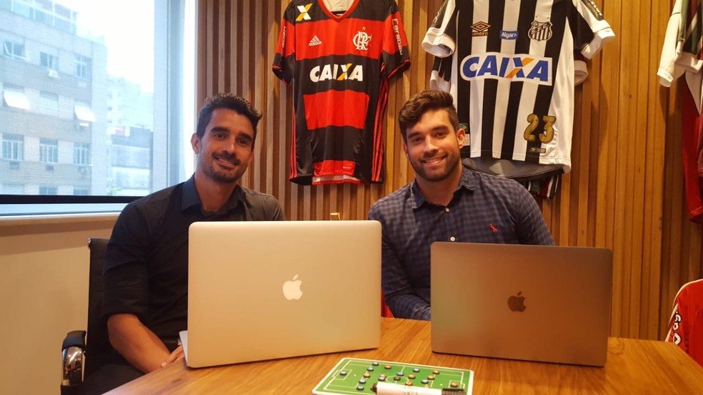 Lucas e Fabio no escrit&oacute;ria da 7 Braga Sports &mdash; Foto: Hector Werlang