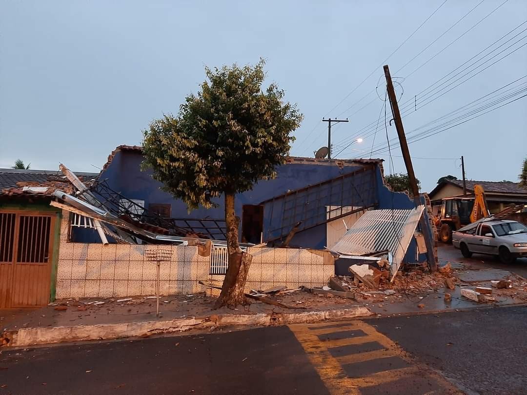 Casa tem varanda destruída após acidente com caminhão em Luiziânia