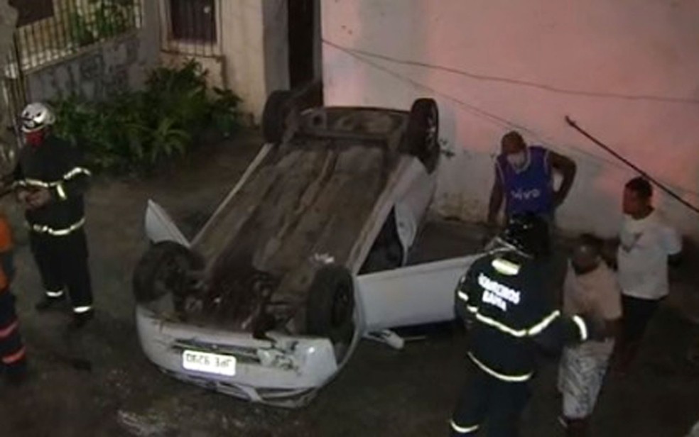 Carro caiu em terreno de casa no bairro Daniel Lisboa, em Salvador — Foto: Reprodução/TV Bahia