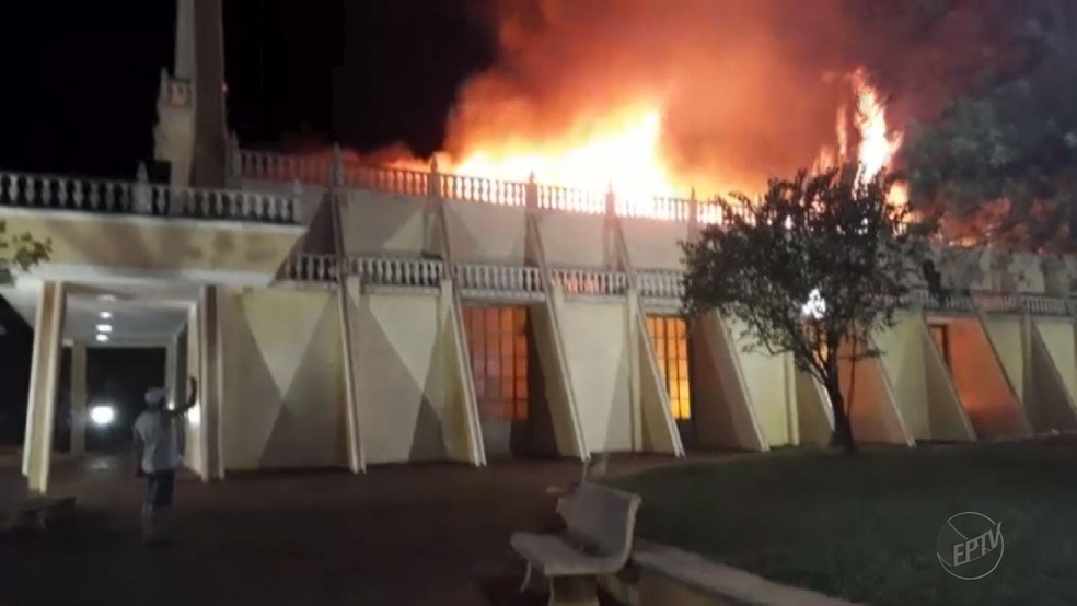Incêndio teve início no telhado da igreja matriz de Guariba, SP (Foto: Reprodução/EPTV)