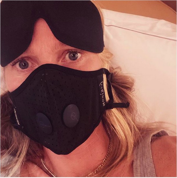 A atriz Gwyneth Paltrow em selfie com uma máscara para se proteger do coronavírus (Foto: Instagram)