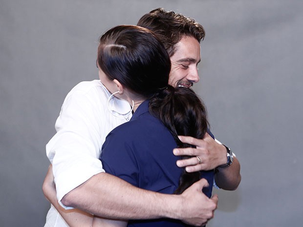 Rafael Cardoso e Paolla Oliveira se abraçam nos bastidores (Foto: Inácio Moraes/Gshow)